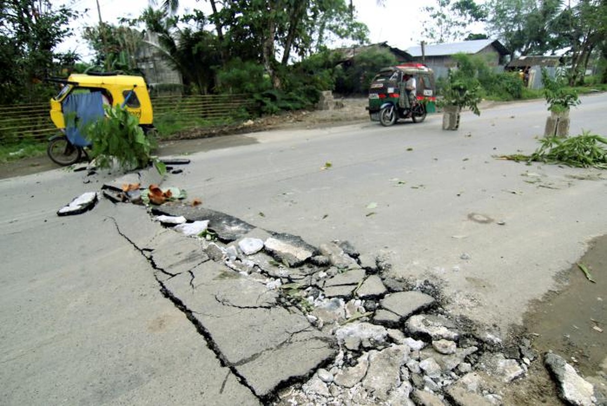 Canh tan hoang sau dong dat o Philippines, 15 nguoi thiet mang